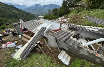 Así quedó la vivienda donde ocurrieron los hechos en la vereda Quebrada Arriba de Copacabana. FOTO: Cortesía Alcaldía de Copacabana.