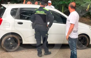 Dentro de este vehículo de aplicación fueron baleados dos presuntos integrantes del grupo delincuencial Los Chivos, quienes habían tomado el automotor en el corregimiento Altavista, de Medellín. FOTO: LAURA ROSA JIMÉNEZ VALENCIA
