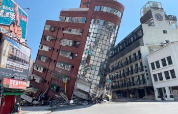 Un edificio colapsó en Taiwán después del terremoto que tuvo lugar en la mañana del miércoles 3 de abril del 2024 en ese país. FOTO: GETTY