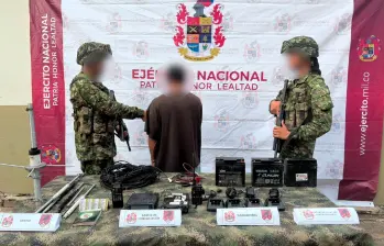 En el operativo se entregó además a las autoridades un presunto integrante del Clan del Golfo. FOTO: CORTESÍA BRIGADA 11