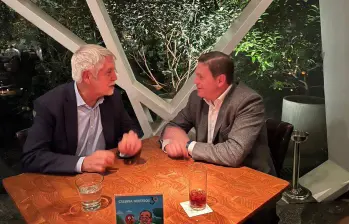 Enrique Peñalosa y Juan Carlos Pinzón se reunieron para hablar sobre una unión de “todos los esfuerzos” en miras a las elecciones. FOTO: Tomada de redes sociales @PinzónBueno