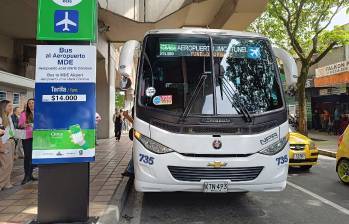 Uno de los buses que llega hasta el aeropuerto José María Córdova de Rionegro. Foto: Susana Cogua Pérez.