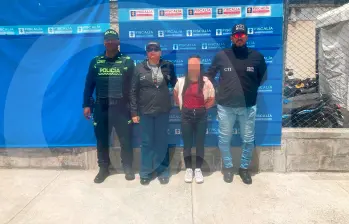 Los agentes del CTI de la Fiscalía y de la Policía detuvieron a la mujer en las afueras del hospital de El Carmen de Viboral. FOTO: CORTESÍA