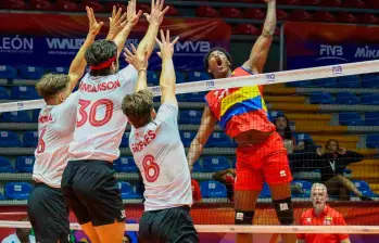 Miguel Ángel Martínez (uniforme rojo) en acción durante el duelo ante Canadá por la Copa Panamericana que se disputó en México. FOTO CORTESÍA 