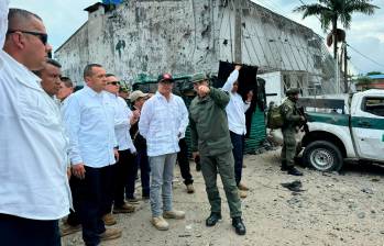 Visita del presidente Gustavo Petro a Morales, Cauca (mayo de 2024), donde las disidencias de las Farc destruyeron la estación de Policía. FOTO cortesía