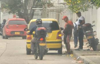 Así fue el seguimiento a Danilo Castillo (“Menor”, de rojo), previo a su captura en Barranquilla. FOTO: CORTESÍA DE LA POLICÍA.