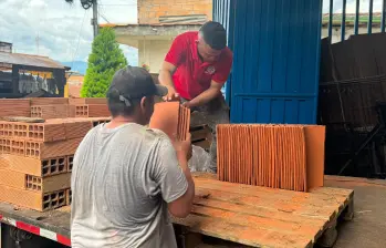 Las primeras 96 toneladas de materiales de construcción que envió la Gobernación de Antioquia a las zonas rurales y urbanas de los municipios de Caramanta, Hispania y Betania en el Suroeste antioqueño. Foto: Cortesía