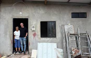 Esta es Doña Erminia junto a Santiago Jaramillo, director de la Fundación Un Viejo Favor, quien le hizo entrega de su nueva casa. FOTO: Cortesía Fundación Un Viejo Favor