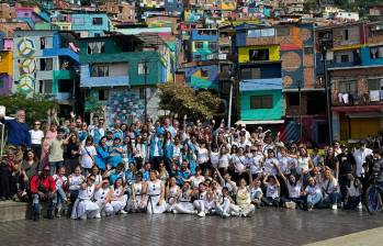 Las Madrinas de Medellín en su visita a Manrique en noviembre de 2024. FOTO Cortesía