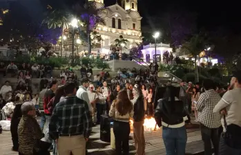 La noche del sábado 9 de mayo, un día después de que encontraran su cuerpo, se realizó una velatón en el parque principal Epifanio Mejía de Yarumal. Foto: Mariano Herrera