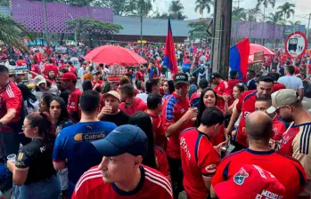 Los hinchas del DIM son una marea roja en los alrededores del Atanasio Girardot, que poco a poco se empieza a colmar de aficionados de las dos hinchadas. FOTOS: Cortesía