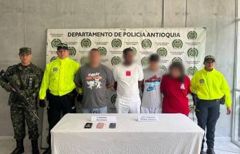 Esta operación permitió la captura de alias Pocho y de tres personas más que, al parecer, también integraban la Subestructura Edwin Román Velásquez Valle del Clan del Golfo. FOTO: Ejercito Nacional