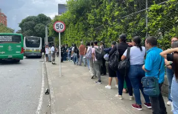 Las rutas de buses del sur del Valle de Aburrá llegarán a las estaciones Poblado e Industriales mientras se supera la contingencia. FOTO: SINDY VALLE