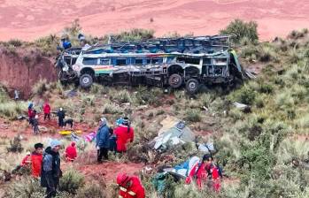 Accidente de tránsito en carretera boliviana entre las ciudades Potosí y Oruro, con un saldo de 25 víctimas mortales. FOTO: Fiscalía General de Bolivia