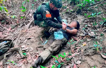 Una de las disidentes de las Farc que terminaron detenidas luego del bombardeo en Amazonas, es minusválida, por una antigua amputación de la pierda derecha a la altura de la rodilla. FOTO: Cortesía Fuerzas Militares