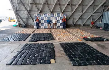 Esta fue la mercancía decomisada en la operación, cuyo peso produjo el hundimiento de la lancha. FOTO: CORTESÍA DE ARMADA.