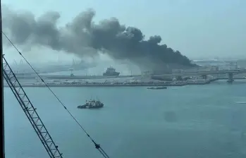 Se observa humo negro espeso elevándose desde el lugar del ataque con aviones no tripulados y/o misiles iraníes en Camp de la Paix, una base naval francesa en Abu Dhabi, Emiratos Árabes Unidos. FOTO: Tomada de video.