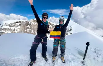 Ana María Giraldo y Ana Isabel Bustamente, tras lograr el ascenso en la Antártida, alcanzando las 7 Cumbres. FOTO CORTESÍA 
