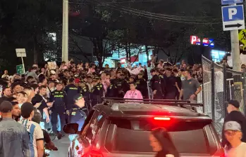 Cientos de personas se abarrotaron a las afueras del hotel Wake de Medellín para ver a Lionel Messi llegar con Inter Miami. Foto: Juan Pablo Álvarez