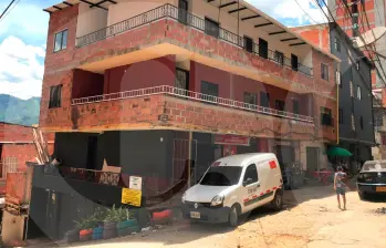 En el tercer piso de esta casa ocurrió el asesinato de Juan Carlos Lozano Vides, de 30 años, en el barrio La Gabriela, de Bello. FOTO: LAURA ROSA JIMÉNEZ VALENCIA