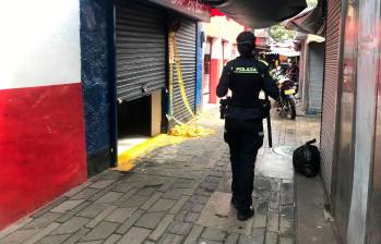 Esta imagen corresponde al asesinato de Richard Leonel Silva Cáceres, un venezolano de 25 años, el pasado 25 de junio, dentro de un bar, siendo el cuarto caso de la racha en la carrera 52A con la calle 53, en el centro de Medellín. FOTO: LAURA ROSA JIMÉNEZ VALENCIA