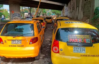 Los taxistas estuvieron en protesta durante 35 horas, de las cuales 27 fueron en los bajos del puente de la 33. Ahora seguirán su manifestación, pero sin hacer bloqueos en las vías. FOTO: CRISTIAN VÁSQUEZ