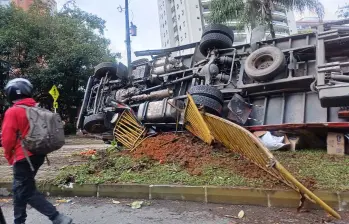 Un camión se quedó sin frenos en la vía Los Balsos en Medellín y se volcó. FOTO: Tomada de redes sociales