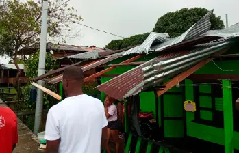 Las casas quedaron destechadas, lo que obligó a los habitantes a buscar refugio donde familiares y amigos. FOTO: Cortesía