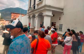 Esta fue la fila que hicieron cientos de personas en las afueras de la Casa de Gobierno de San Antonio de Prado para buscar una falsa exención del impuesto predial para los próximos cinco años. FOTO: CORTESÍA