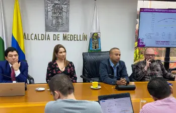 De izquierda a derecha: Óscar Hurtado, exsecretario de Hacienda y alcalde encargado, Alexandra Agudelo, exsecretaria de Educación, y Juan Pablo Patiño, exsecretario de Inclusión social de la alcaldía de Daniel Quintero. FOTO: REDES SOCIALES