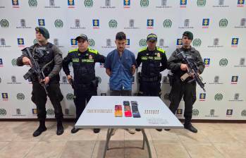 Durante la captura de Wilder Areiza, alias “El Flaco” (en el centro de la foto) fueron incautados nueve equipos móviles, 380.000 pesos en efectivo y munición de calibres 5.7 mm y 38 mm. FOTO cortesía 