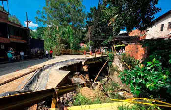 Así luce el daño del puente de la quebrada La Limona, entre Medellín e Itagüí. Por el carril que no sufrió afectaciones solo se permitirá el paso de motos por horarios, según el sentido. FOTO: CORTESÍA