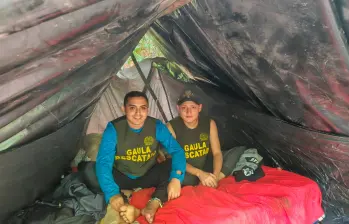 Nicolás Pantoja y Miguel Ayala en el lugar donde estuvieron retenidos por 14 días en el Cauca. FOTO: Cortesía MinDefensa