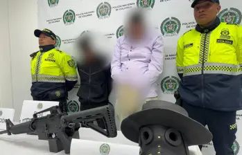 Arma y máscara incautadas tras la captura del hombre que disparó al aire en Usaquén. FOTO: POLICÍA METROPOLITANA DE BOGOTÁ.