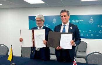 En Abu Dabi, los ministros de Comercio de Colombia, Germán Umaña Mendoza (izq.), y de Costa Rica, Manuel Tovar, firmaron la Decisión 15. FOTO cortesía MinCIT
