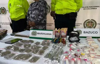 La mujer detenida junto a parte de las drogas incautadas. FOTO: Cortesía
