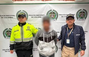 El hombre detenido en el Aeropuerto José María Córdova es requerido por un juzgado 2para que responda por desplazamiento forzado, tráfico, fabricación o porte de estupefacientes y concierto para delinquir. Foto: Cortesía.