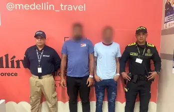Estas son dos de las personas que fueron detenidas luego de aterrizar en el aeropuerto José María Córdova, de Rionegro, en un vuelo comercial desde Ciudad de Panamá. FOTO: CORTESÍA MIGRACIÓN COLOMBIA