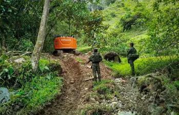 Esta fue una de las dos excavadoras que fueron encontradas en una vereda del municipio de San Luis, Oriente antioqueño, realizando labores de explotación ilegal de oro. FOTO: CORTESÍA CUARTA BRIGADA DEL EJÉRCITO