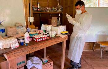 Desde hace dos meses, ocho equipos médicos recorren las selvas de Urrao buscando contener un brote de tosferina que está afectando a las comunidades indígenas. FOTO: Cortesía Gobernación de Antioquia