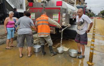 Carrotanque de EPM entregando agua en un barrio de Medellín. Foto: Jaime Pérez Munévar