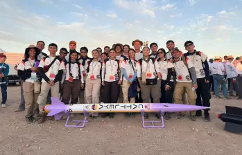 Equipo Volta Rocketry junto con su cohete Cattleya, con el que lograron el podio. Foto: cortesía.