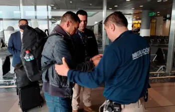Oficiales de Migración Colombia recibieron al prófugo expulsado desde Chile antes de su entrega a la Policía Nacional. FOTO cortesía 