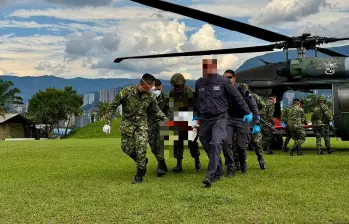 A Medellín arribaron ayer los restos mortales de los siete integrantes de las disidencias del Frente 18 abatidos durante un operativo en Ituango. FOTO: Cortesía Ejército