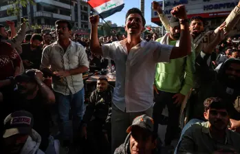 Miles de aficionados celebran la clasificación e Irak al Mundial, en el que su selección jugará en el Grupo I contra Francia, Senegal y Noruega. FOTO AFP