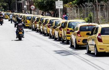 La banda les exigía el pago de una cuota a los taxistas que trabajan en acopios de El Poblado, en Medellín. FOTO: Jaime Pérez