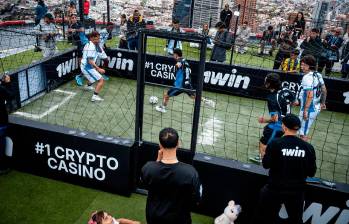 Alexander 00 y otras figuras del fútbol callejero colombiano hicieron parte del histórico encuentro disputado en lo más alto de la Torre Colpatria. FOTO CORTESÍA