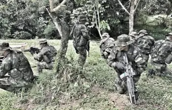 Militares en medio de un operativo. FOTO: COLPRENSA