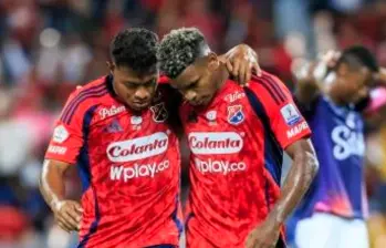 Léider Berrío y Brayan León celebran el triunfo del DIM que, con un partido aplazado, está a un punto del líder de la Liga Betplay-2.FOTO CAMILO SUÁREZ 