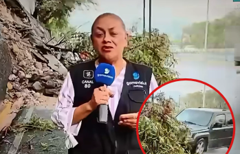 Alma de la Rosa Flores y Cristo Morales cubrían un accidente causado por las lluvias en la zona. FOTO: Tomado de Facebook: Nuestras Noticias Morelos